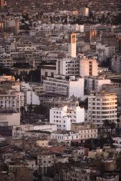 Image du Maroc Professionnelle de  Photo prise e 12 Janvier 2009 du minaret de la mosquée Hassan II, au premier plan quelque bâtisses de la médina extra-muros et au fond les installations administratives de la ville dont la wilaya reconnaissable grâce à son horloge. (Photo / Abdeljalil Bounhar)